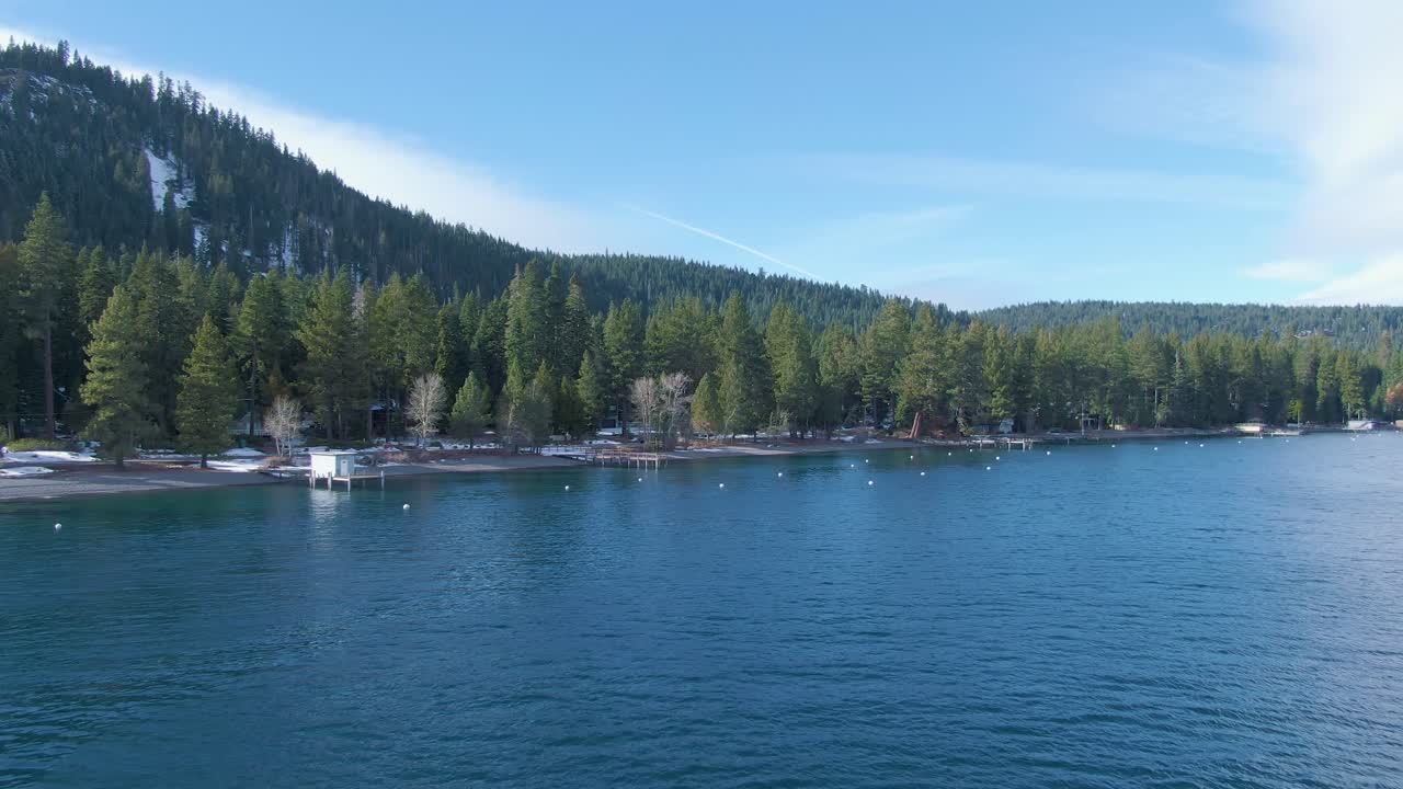 montañas del norte de california y cabañas junto al lago