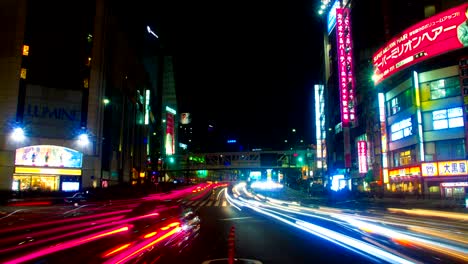 el lapso de la noche en el lado sur de shinjuku 4k tiro de ancho inclinado hacia arriba