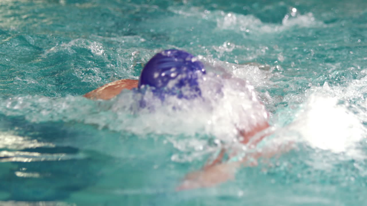 здоровый человек плавает в бассейне