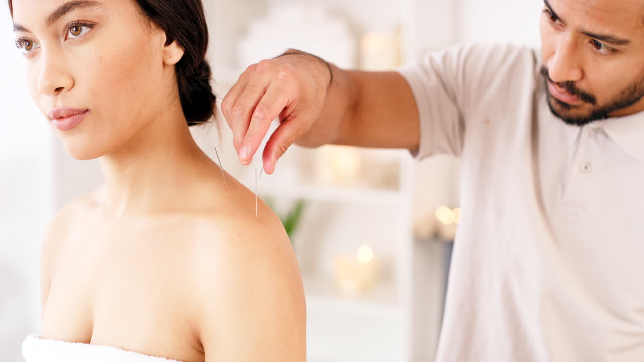 침술, 여성과 아시아 의사의 손