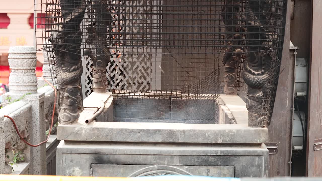 el humo se eleva desde el quemador de incienso en hong kong