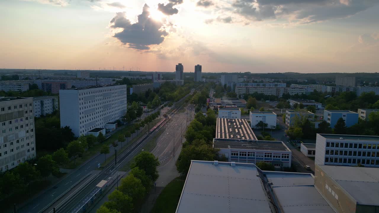 O pôr-do-sol sobre uma paisagem urbana