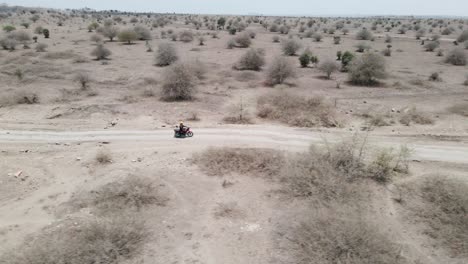 vista aérea de un ciclista en bicicleta por el desierto