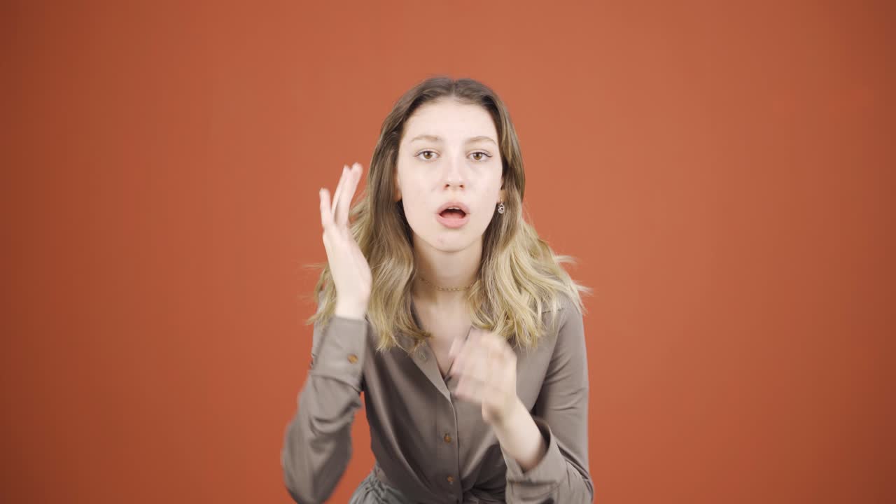 주름과 피부 문제가 있는 젊은 여성은 불행합니다.