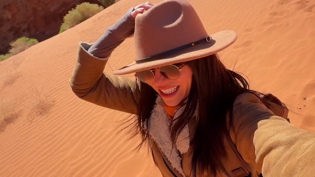 Donna Felice Che Cammina Attraverso Dune di Sabbia Rossa Verso un Arco Naturale