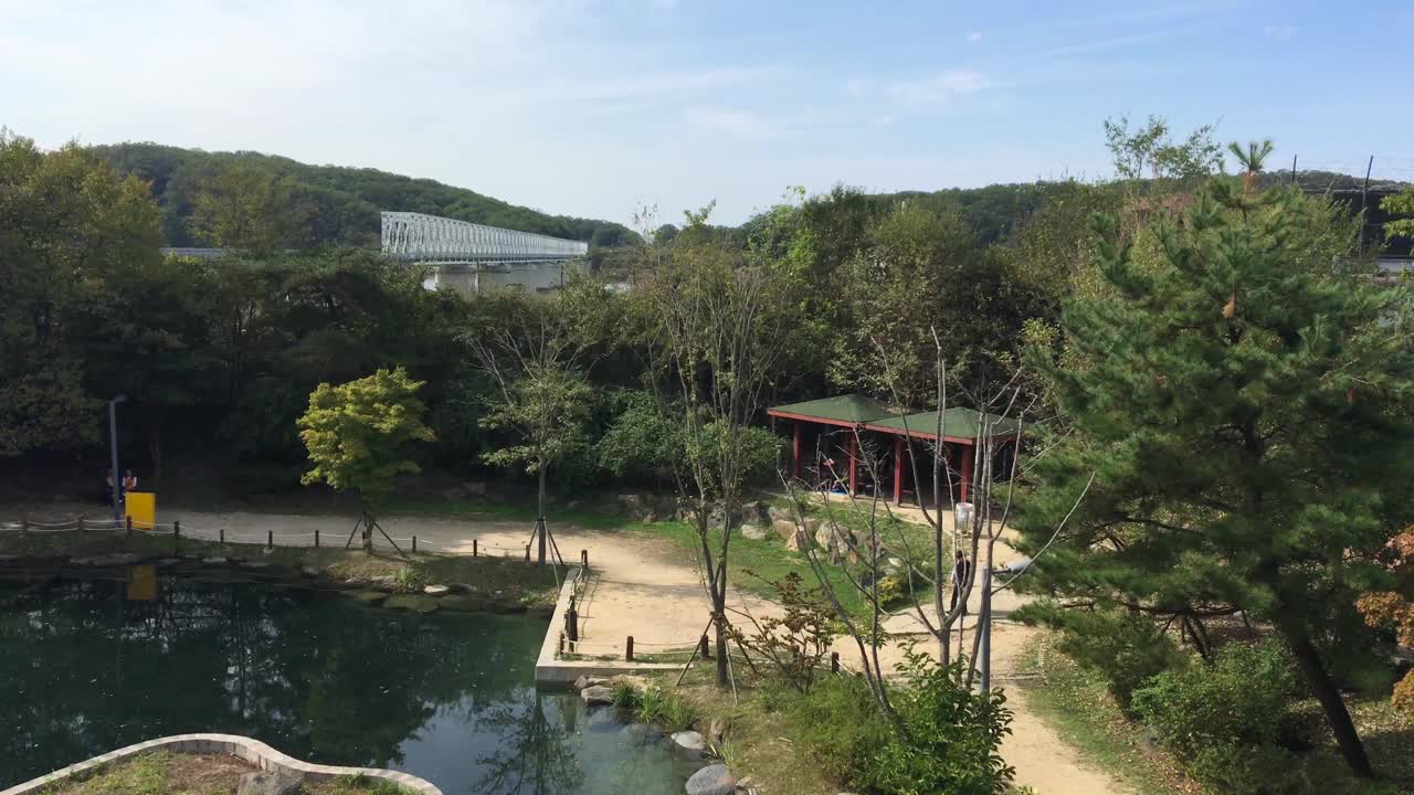 경기도 파주 문산에서 북한을 내려다보는 dmz에 의해 임진각에서 본 북한으로 가는 철도-1