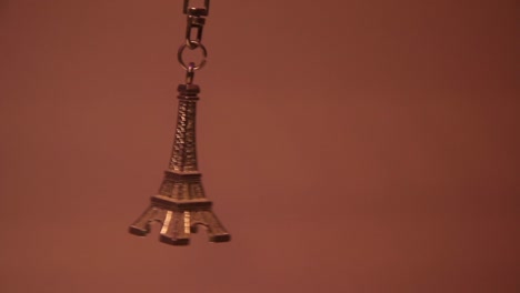 primer plano del llavero colgante mini torre eiffel