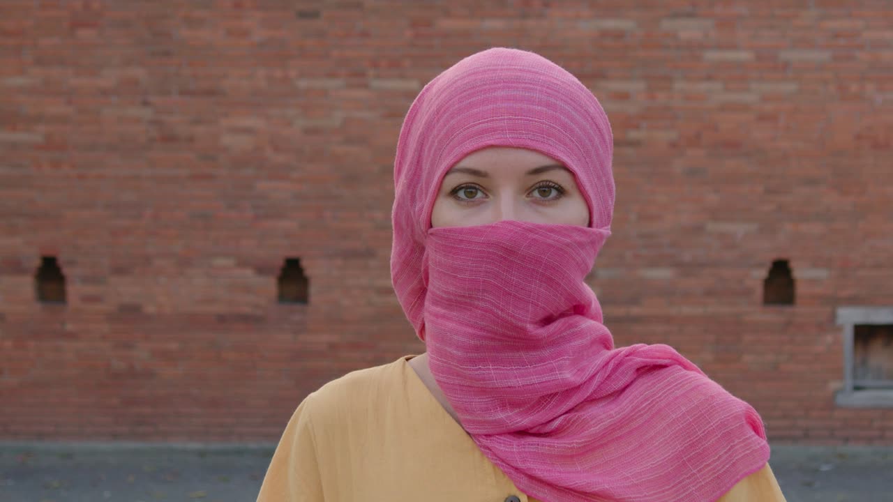 ピンクのヒジャブを着た女性