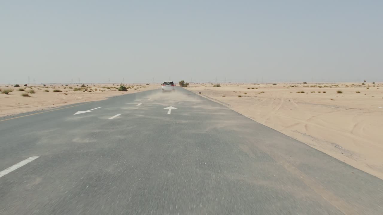 사막을 가로질러 운전하는