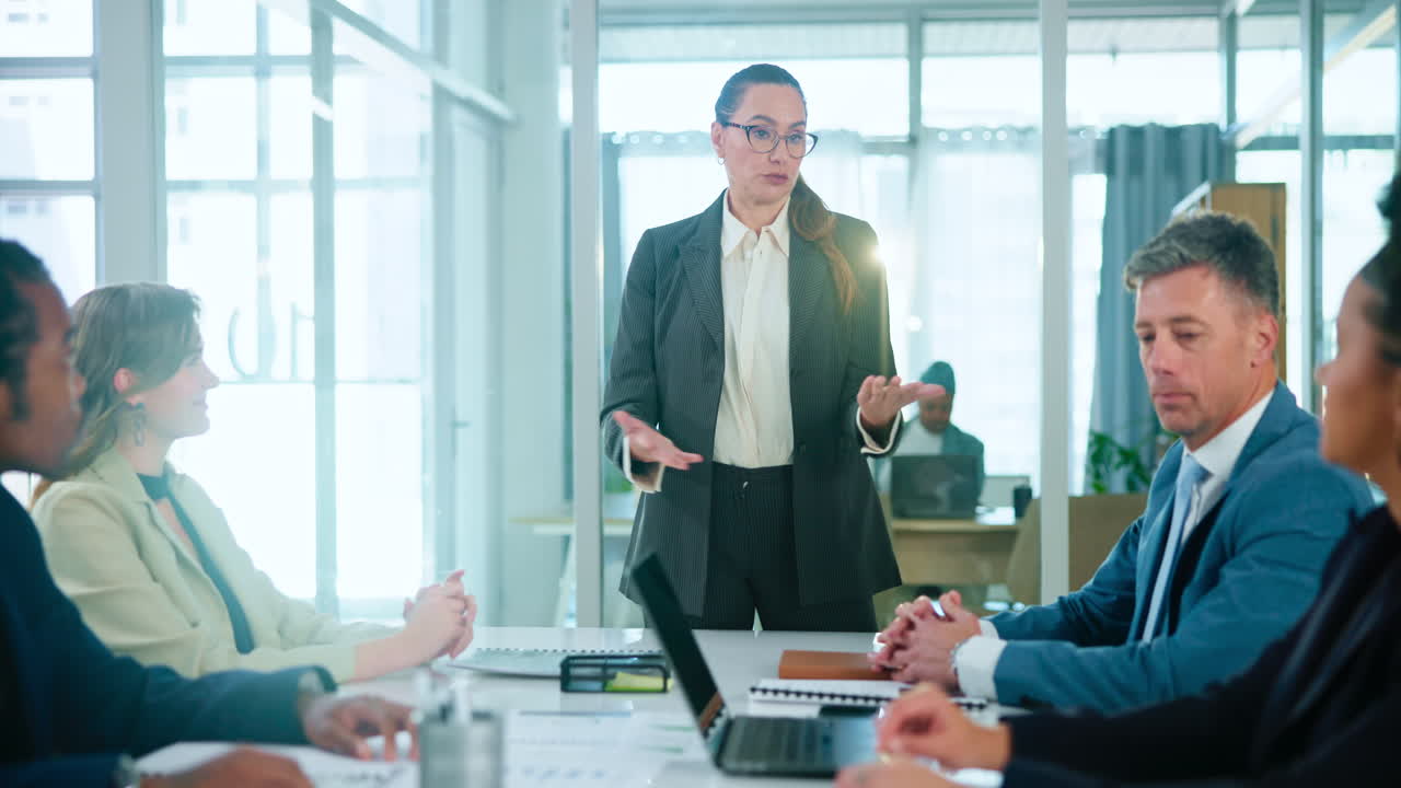 donna d'affari che conduce una riunione in una sala conferenze