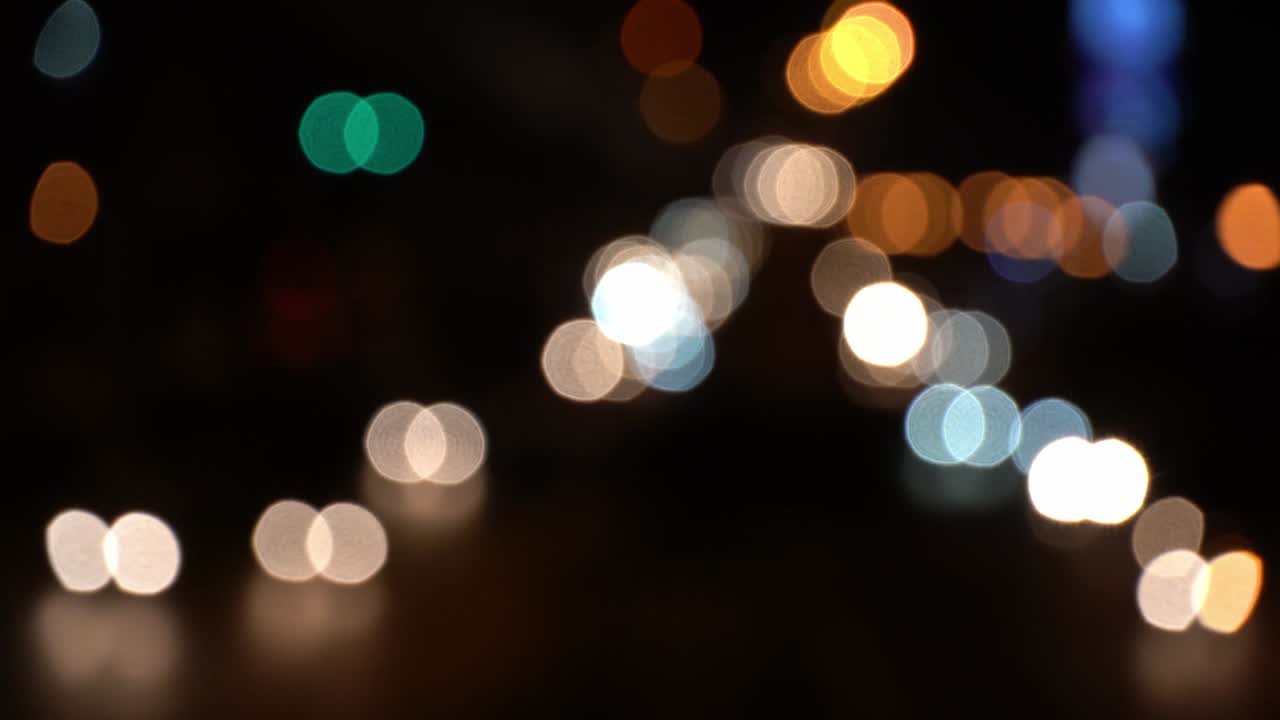 círculo borroso bokeh tráfico en la carretera por la noche