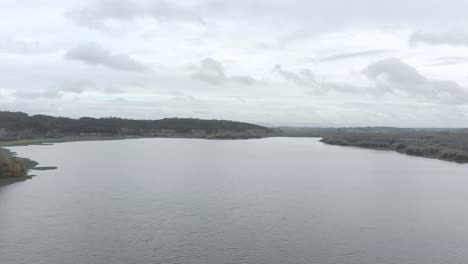 Aerial-view-of-a-large-lake-on-a-cloudy-autumn-day