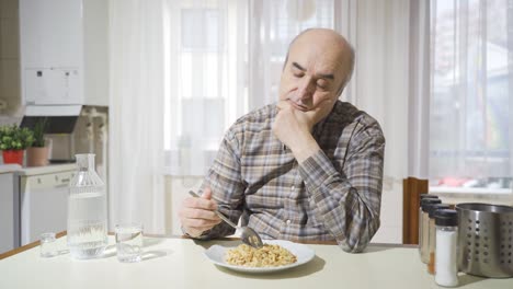 El-Infeliz-Anciano-Pensativo-No-Come-En-La-Cocina.