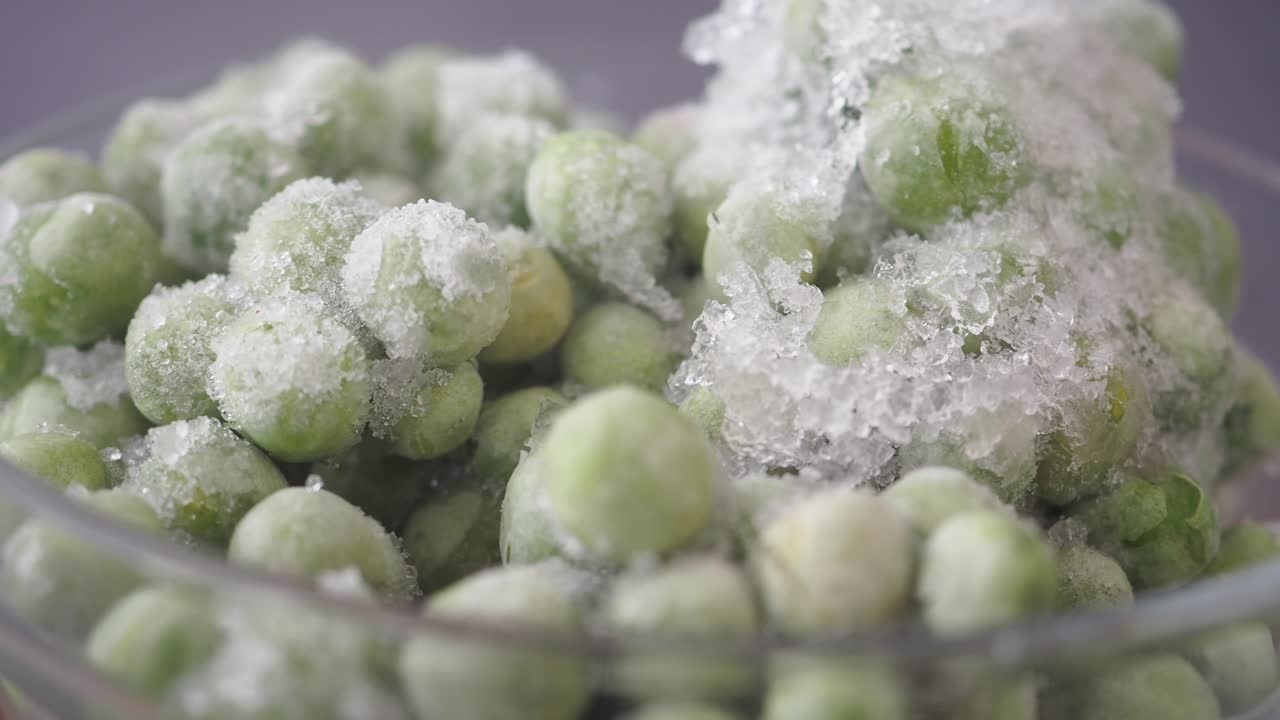 유리 그에 냉동 된 양배추