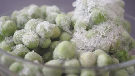 guisantes congelados en un cuenco de vidrio
