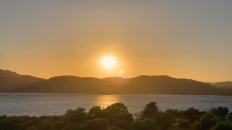 Tropischer-Strand-Mit-Ozean--Und-Landschaftswolken-Auf-Naturhintergrund-Bei-Sonnenuntergang-4k