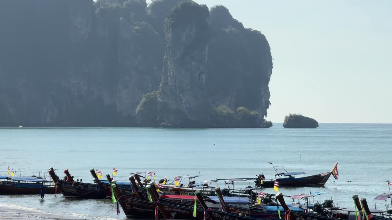 태국 긴 리 배는 가파른 석회암 크라비 근처의 바다 해변에 정박