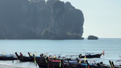 Tailandia-Barcos-De-Cola-Larga-Atracados-En-Ocean-Beach-Cerca-De-La-Empinada-Piedra-Caliza-De-Krabi