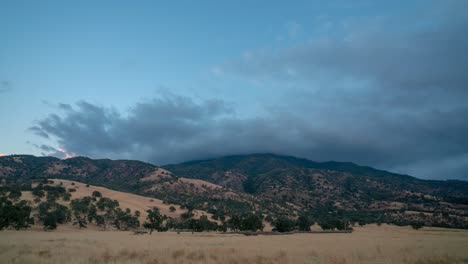 tormenta de tiempo de nube de las montañas del desierto