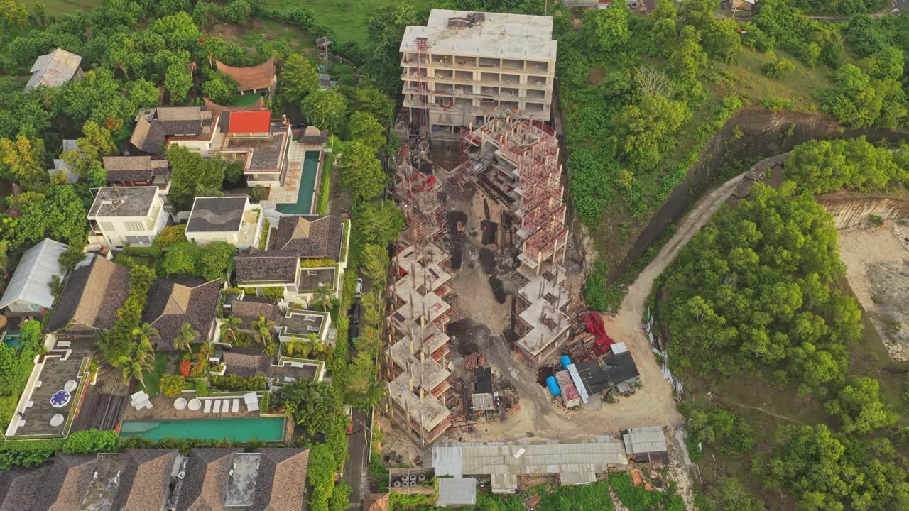 Góc nhìn từ trên cao: biệt thự sang trọng và công trường xây dựng khách sạn ở Bali