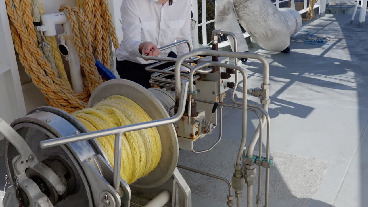 Sips captain inspect mooring winch, 60 fps