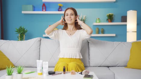 La-Joven-Se-Gusta-A-Sí-Misma.-Belleza-Femenina.