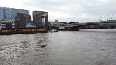 Tug-boat-working-on-river-Thames-in-centre-of-London