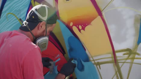 artista de graffiti pintando con spray de aerosol 4k