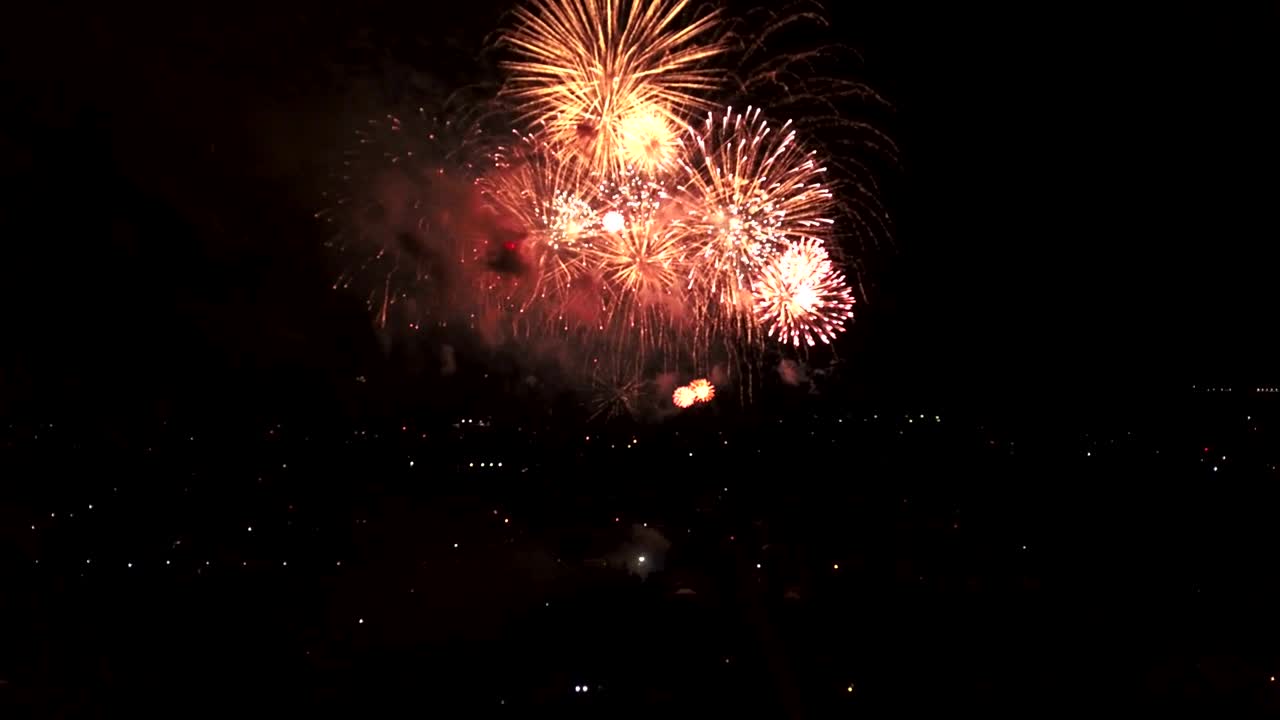 el fondo de los fuegos artificiales reales. el borrón abstracto de los fuego artificiales reales dorados y brillantes con luces bokeh en el cielo nocturno. el espectáculo de fuegos artificiales brillantes. la celebración de los fuelos artificiales de la víspera de año nuevo