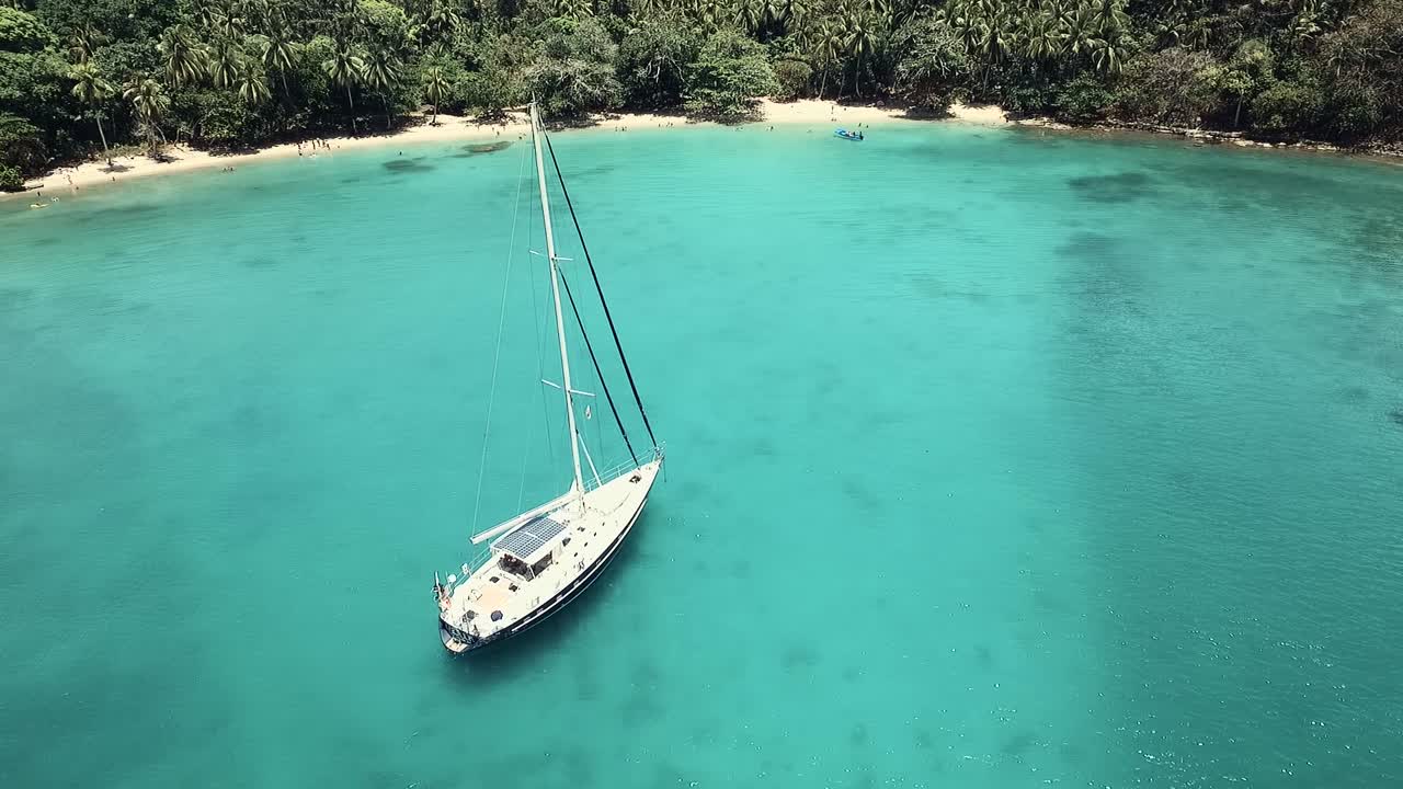 imágenes de drones de un velero en una de las islas de panamá "playa blanca" ubicada en la provincia de colón