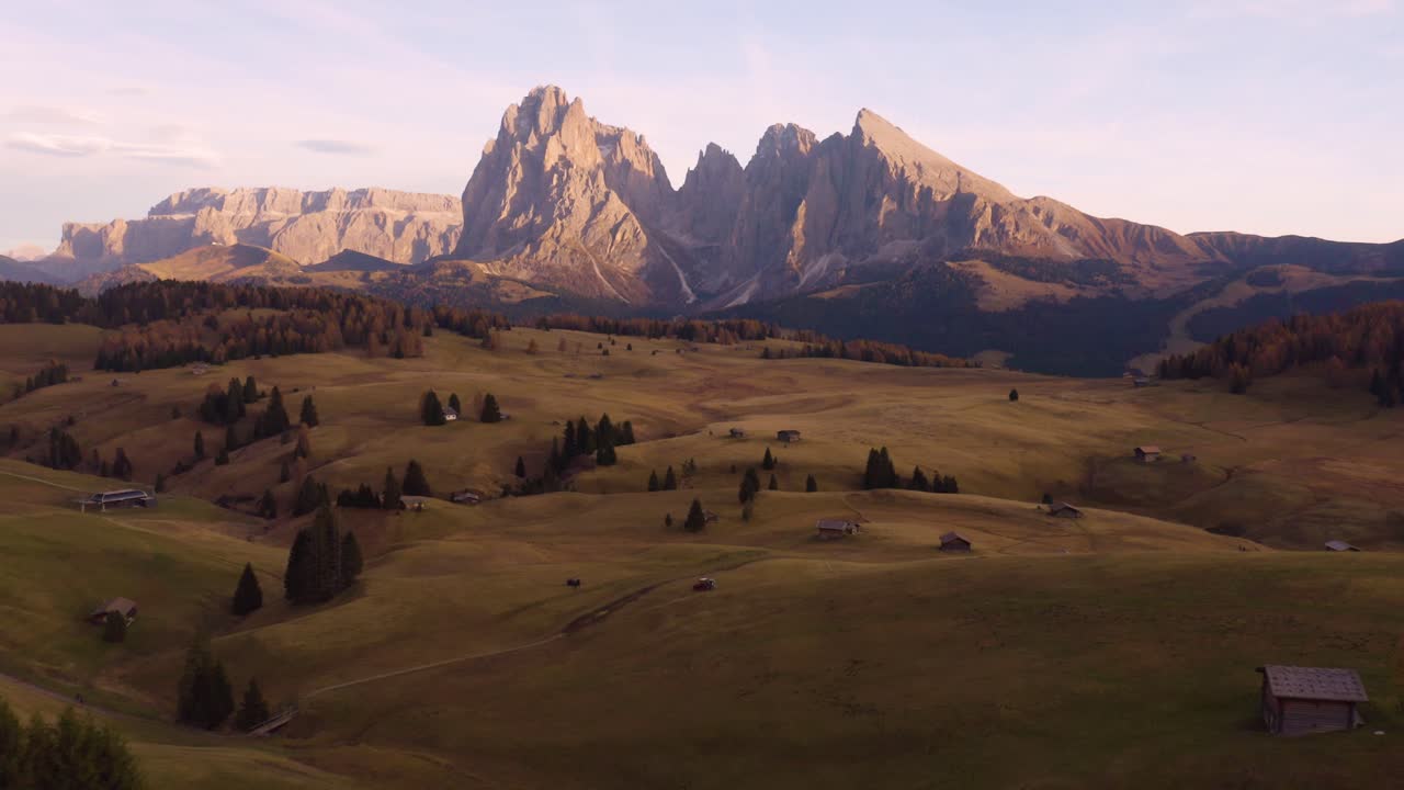 Drone che si allontana dall'Alpe di Siusi al tramonto