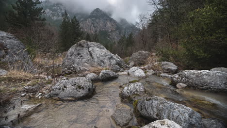 Bewegte-Zeitraffer-Bergschlucht-Fluss-Neblig-Bewölkt-Wald-Schwenk-Links-Olymp-Enipeas