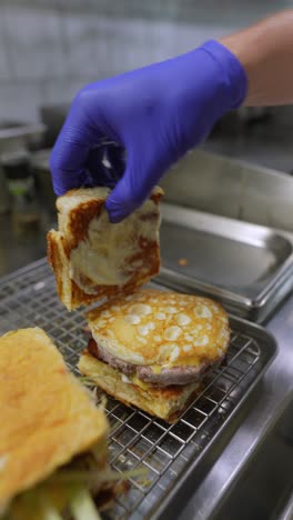 preparando hamburguesas en una cocina
