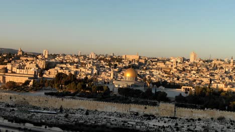drone elevándose sobre la cúpula de la roca en jerusalén israel antena