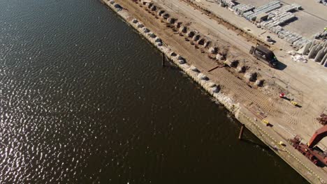 Toma-De-Arriba-Hacia-Abajo-Con-Drones-De-La-Orilla-De-Un-Sitio-De-Construcción