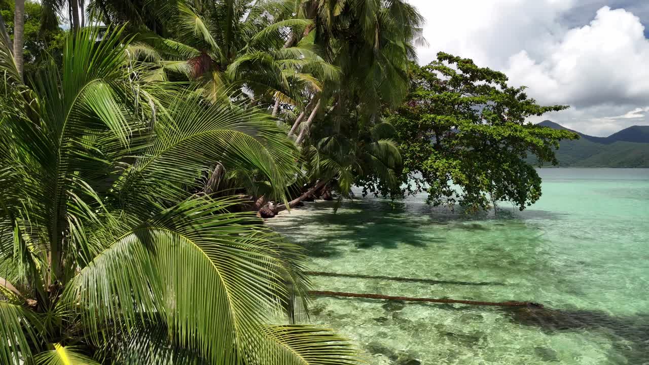 Droneoptagelser af de fredfyldte Koh Laoya og Koh Wai i Koh Chang-øgruppen. Optagelserne viser hvide sandstrande, koralrev og frodig, tropisk jungle.