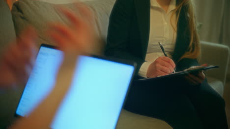 primer plano de los gestos de las manos de la mujer durante una reunión de negocios