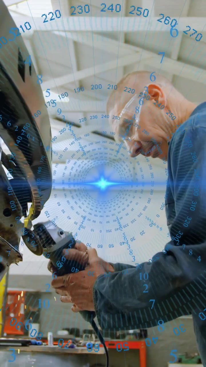 Un tecnico che smeriglia il metallo su un banco, generando scintille; sovrapposizione a spirale blu che mostra la lavorazione del metallo.