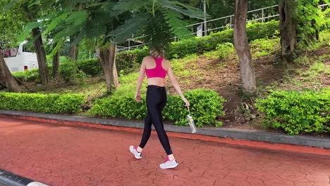 mujer caminando en un parque
