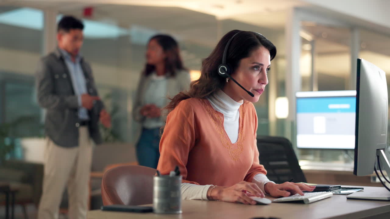 mujer de negocios que trabaja en un centro de llamadas