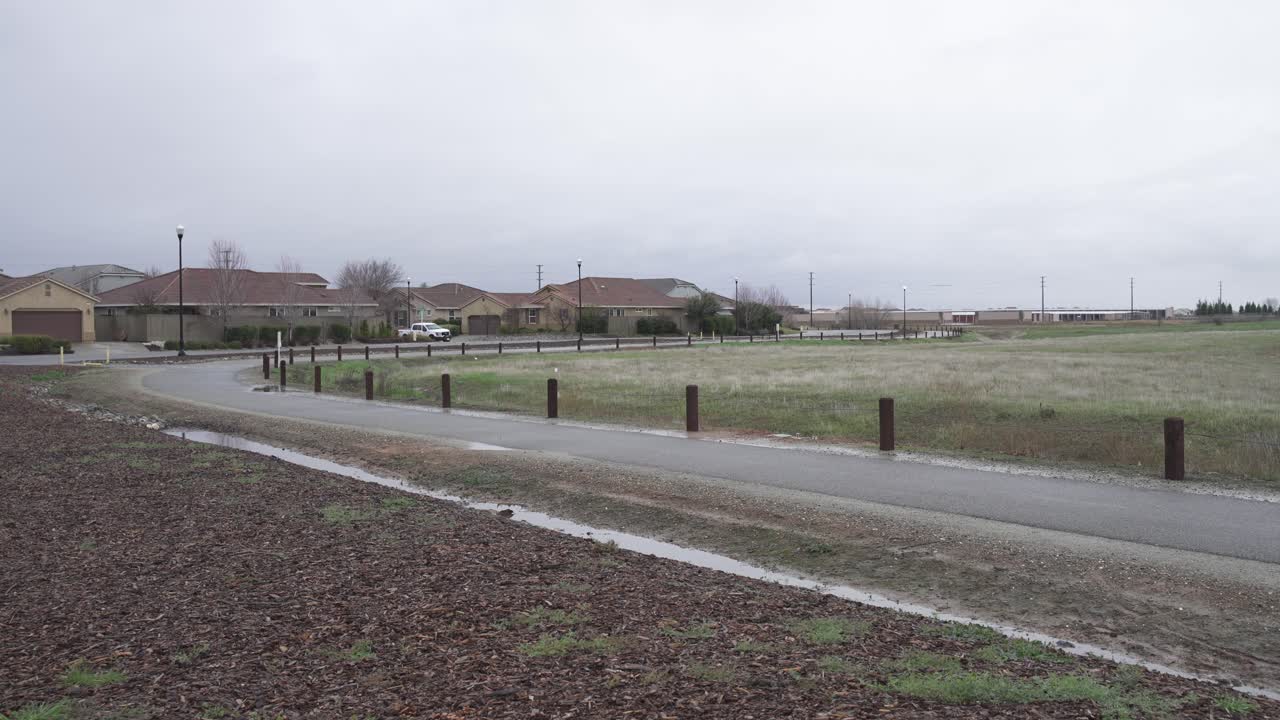 un pintoresco sendero para bicicletas que serpentea a través de un tranquilo barrio residencial en roseville, california.