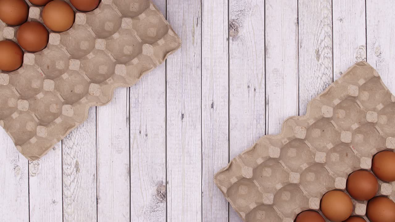 los huevos orgánicos frescos aparecen en cajas de cartón sobre un fondo de madera.