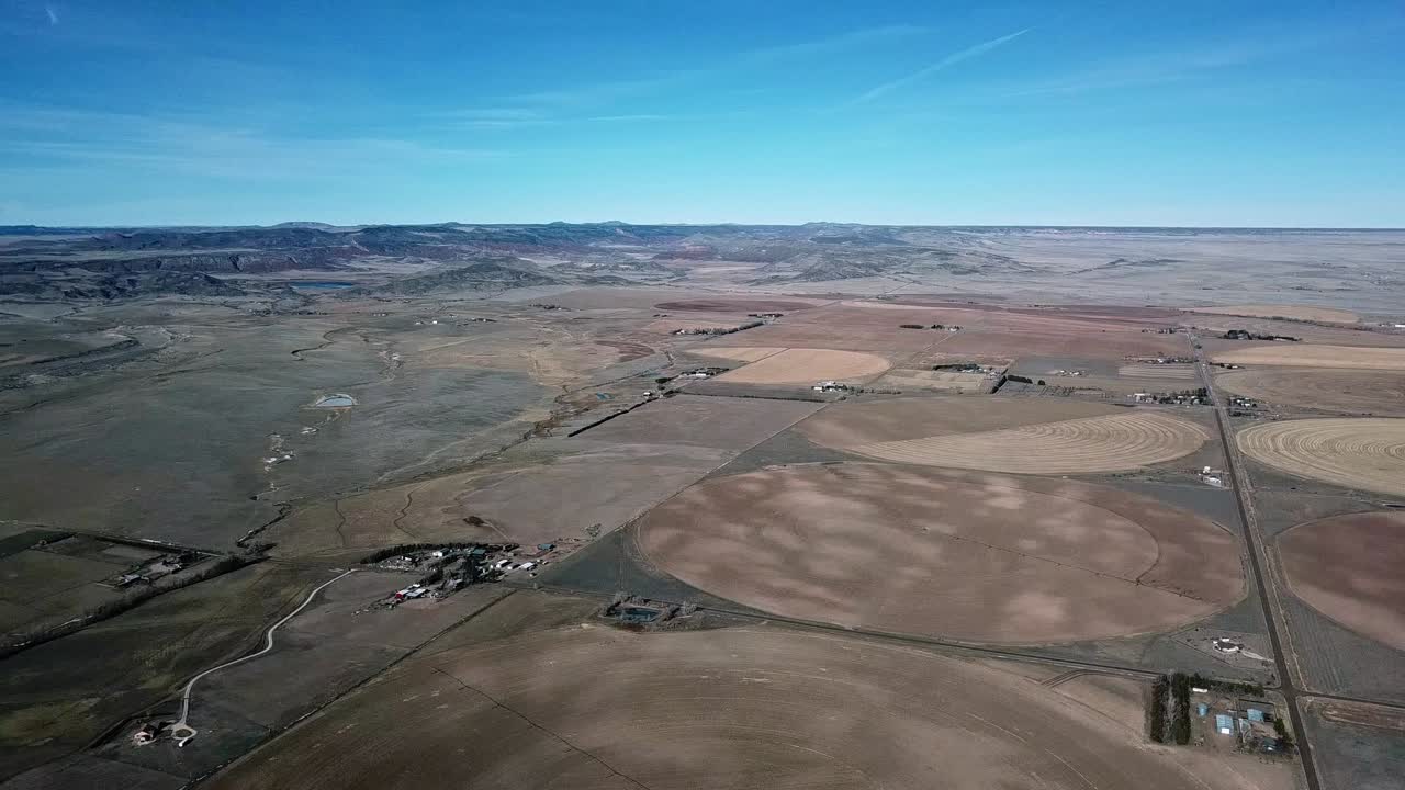 vista panorámica de campos circulares con riego de pivote central en ee.uu.