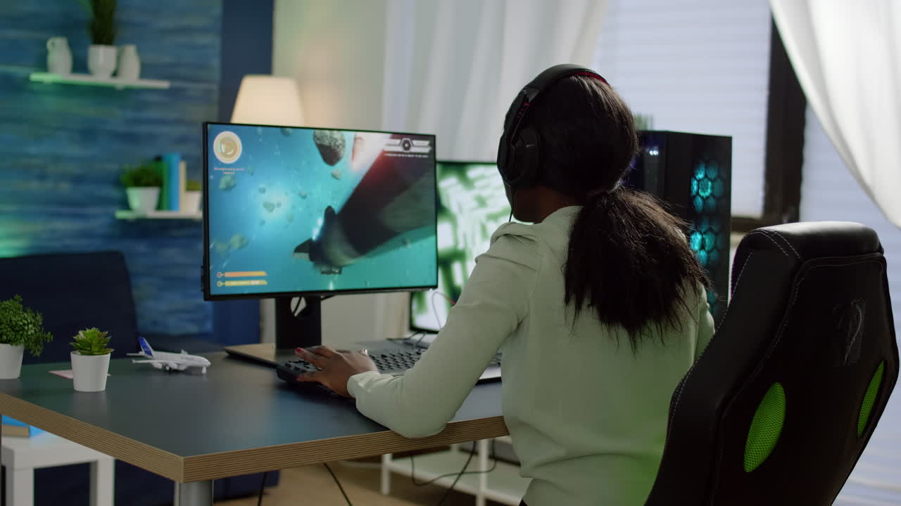 pro-africana mujer cibernética hablando con los jugadores en auriculares y ganando