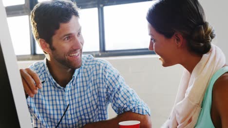 ejecutivos de negocios que interactúan entre sí