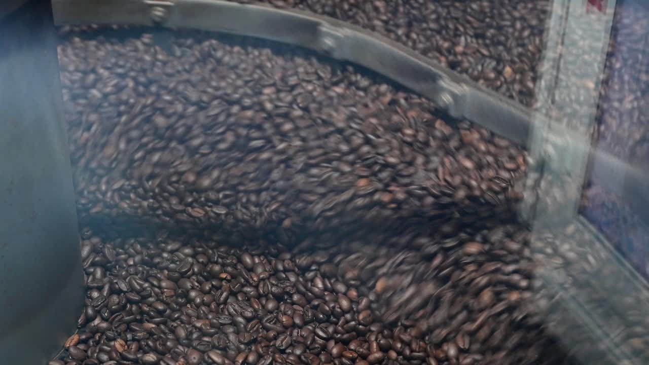 Proses sangrai kopi dan produksi biji kopi coklat dicampur dan didinginkan setelah disangrai dalam wadah.