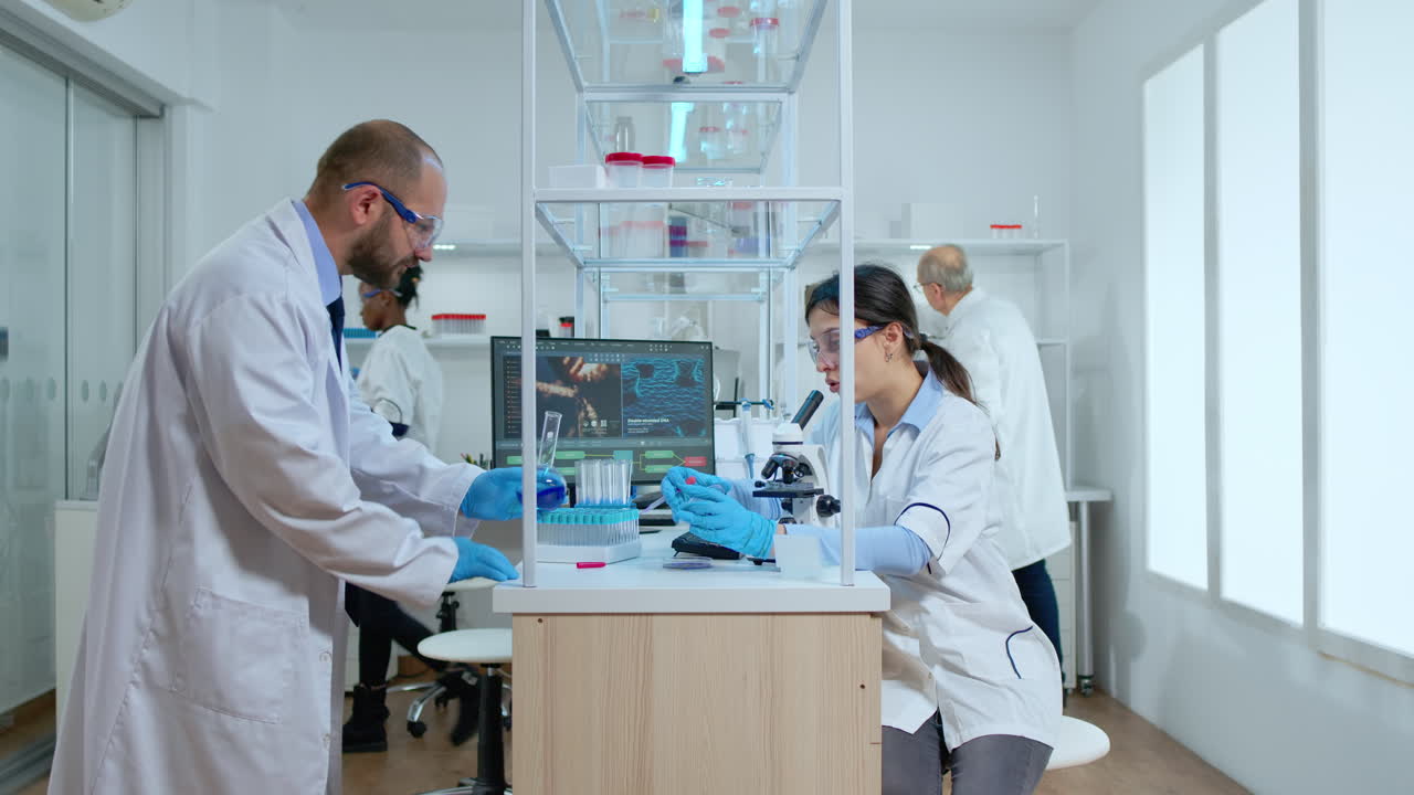 Médico químico analisando líquido de tubo de ensaio e conversando com enfermeira cientista