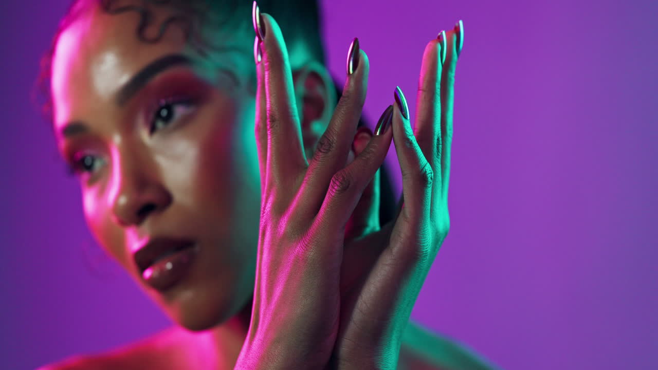 mujer elegante con uñas largas