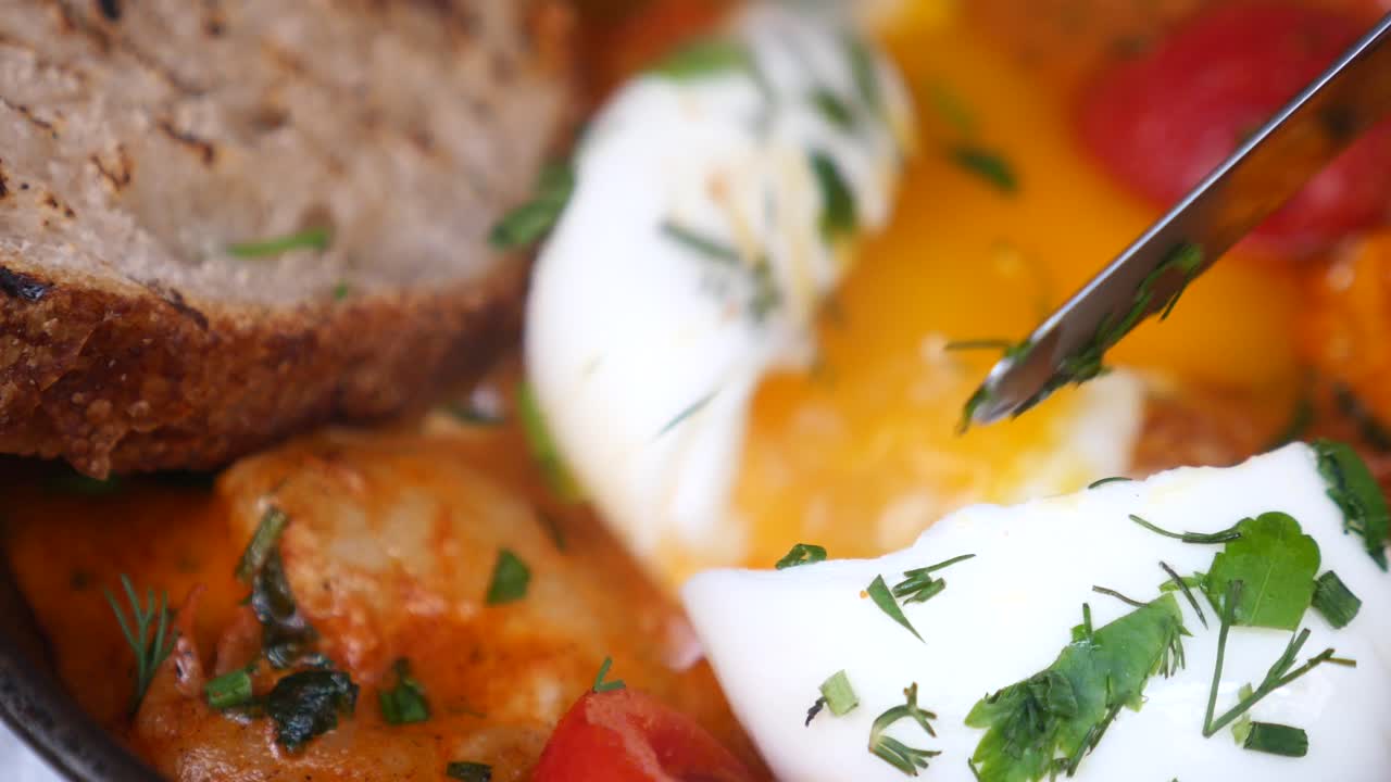 primer plano de huevo asado con tomates y tostadas