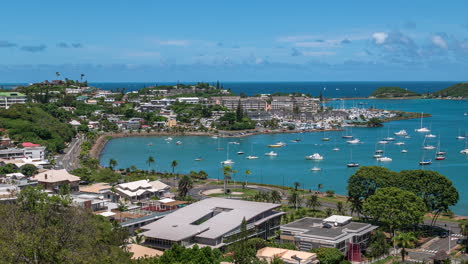 Día-Timelapse-De-Orphanage-Bay-En-Nouméa,-Nueva-Caledonia,-Tráfico-Y-Barcos